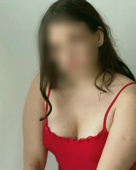 Larissa, 28